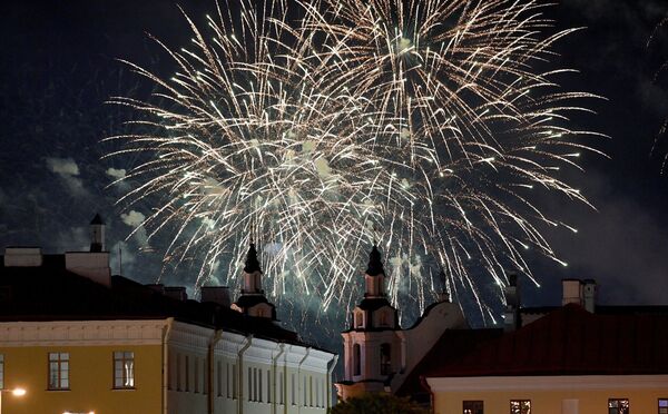 Праздничный салют по случаю Дня Победы дали в Минске Праздничный салют по случаю Дня Победы дали в Минске - Sputnik Беларусь