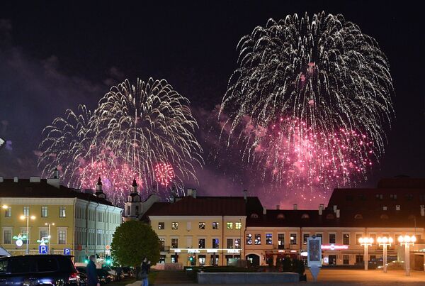 Праздничный салют по случаю Дня Победы дали в Минске Праздничный салют по случаю Дня Победы дали в Минске - Sputnik Беларусь