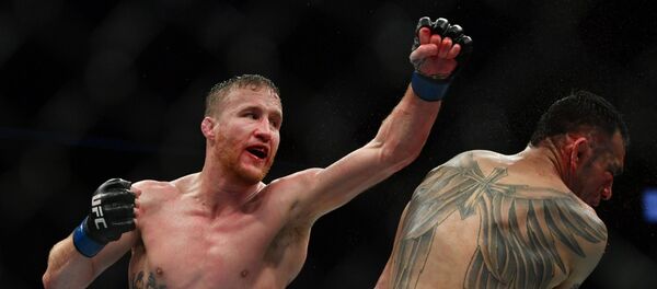 Гэтжи (слева) победил Фергюсона в бою за временный титул UFC в легком весе - Sputnik Беларусь