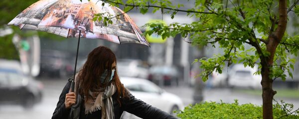Девушка под дождем, архивное фото - Sputnik Беларусь