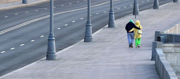 Маладыя людзі шпацыруюць па Растоўскай набярэжнай у Маскве Маладыя людзі шпацыруюць па Растоўскай набярэжнай у Маскве - Sputnik Беларусь