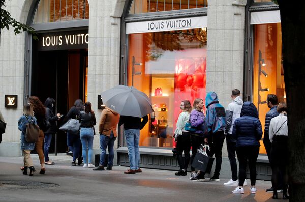 В Швейцарии заработали рестораны, магазины одежды и обуви, бутики модных аксессуаров - Sputnik Беларусь