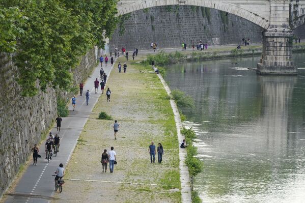 Люди наслаждаются прогулкой по берегам реки Тибр в Риме, Италия - Sputnik Беларусь