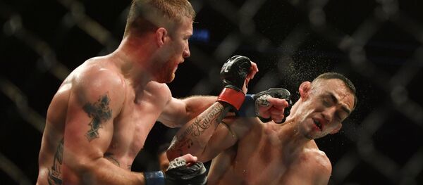 Бой Тони Фергюсона и Джастина Гэтжи - Sputnik Беларусь