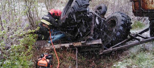 Трактор перевернулся в Вилейском районе  - Sputnik Беларусь