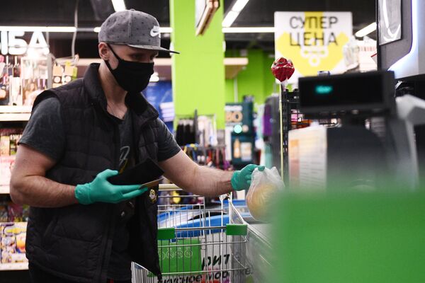 Покупатель оформляет покупку на кассе в продуктовом магазине в Москве - Sputnik Беларусь