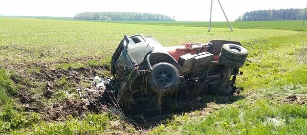 МАЗ вылетел в кювет и перевернулся под Гродно - Sputnik Беларусь