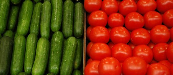 Огурцы и помидоры на прилавке, архивное фото Огурцы и помидоры на прилавке, архивное фото - Sputnik Беларусь