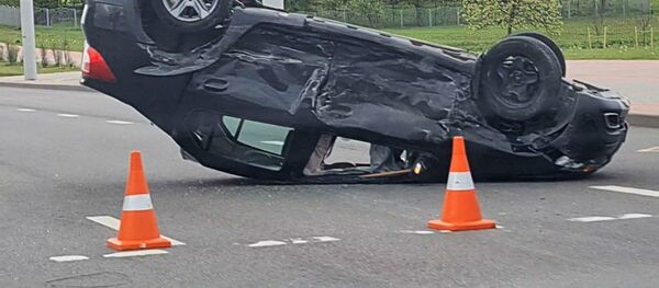 Легковушка перевернулась на крышу во время ДТП в Минске - Sputnik Беларусь