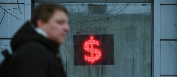 Мужчина проходит мимо пункта обмена валют - Sputnik Беларусь