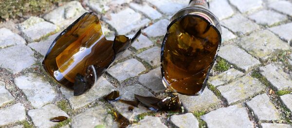 Пустые бутылки на городской скамейке Пустые бутылки на городской скамейке - Sputnik Беларусь