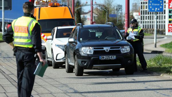 Немецкий полицейский проверяет автомобиль на границе с Францией  - Sputnik Беларусь