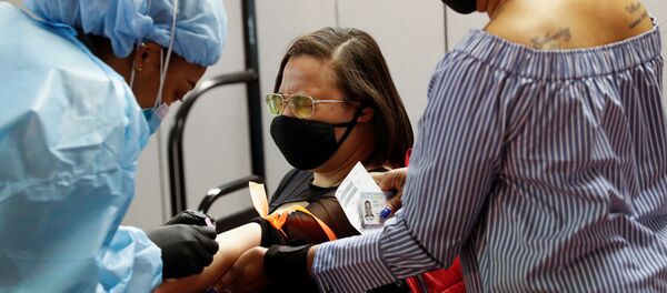 Люди в разных странах мира походят диагностику на антитела к коронавирусу - Sputnik Беларусь