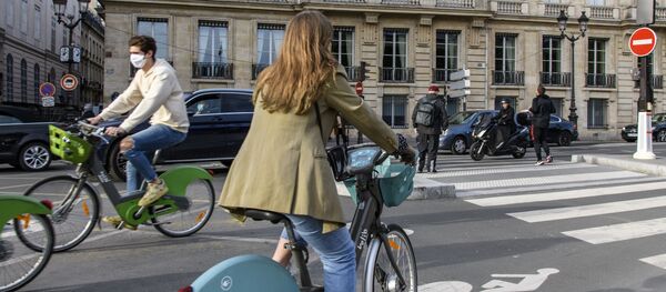 Велосипедисты на одной из улиц Парижа - Sputnik Беларусь