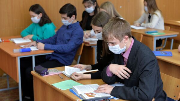 Ученики гимназии в медицинских масках  - Sputnik Беларусь