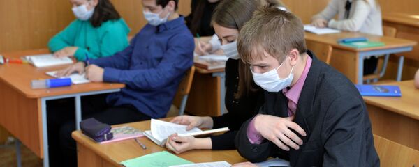 Ученики гимназии в медицинских масках  - Sputnik Беларусь