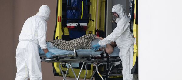 Медики везут на носилках пациента - Sputnik Беларусь