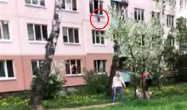 Годовалая девочка чуть не разбилась в Минске, пока пьяные родители спали - Sputnik Беларусь