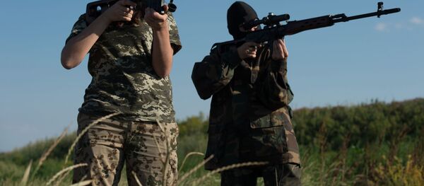 Девушки на учебных стрельбах - Sputnik Беларусь