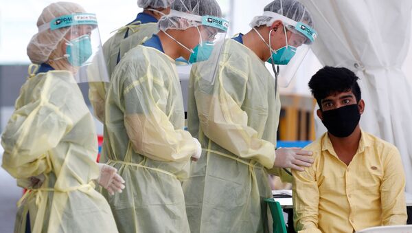 Медицинские работники готовятся выполнить мазок из носа для выявления коронавирусной инфекции - Sputnik Беларусь