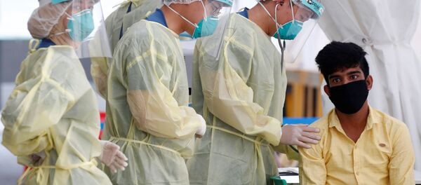 Медицинские работники готовятся выполнить мазок из носа для выявления коронавирусной инфекции - Sputnik Беларусь