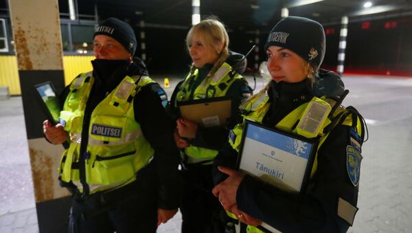Эстонские полицейские и пограничники на пункте пропуска перед снятием ограничений по пересечению границ - Sputnik Беларусь