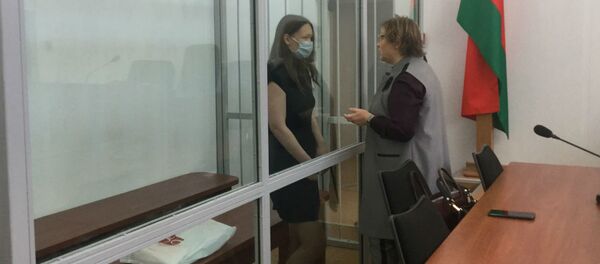 Обвиняемая Виктория Аверьянова перед началом суда беседует с адвокатом Обвиняемая Виктория Аверьянова перед началом суда беседует с адвокатом - Sputnik Беларусь
