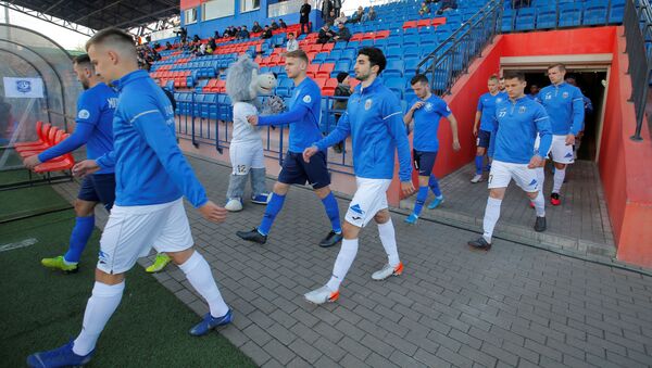 Игроки Ислочи выходят на футбольное поле - Sputnik Беларусь