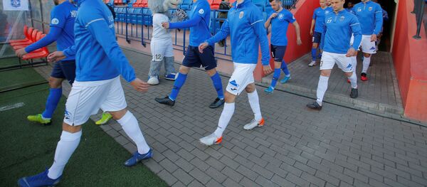 Игроки Ислочи выходят на футбольное поле Игроки Ислочи выходят на футбольное поле - Sputnik Беларусь
