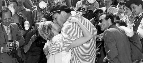 Эдди Константин целует свою новую подругу Элен Мюссель - Sputnik Беларусь