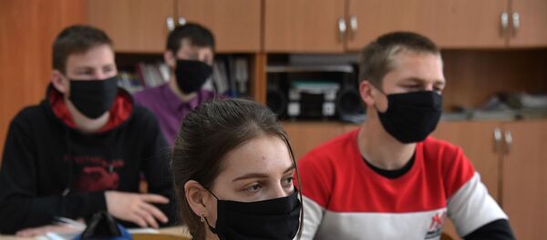 Ученики в защитных масках на уроке - Sputnik Беларусь