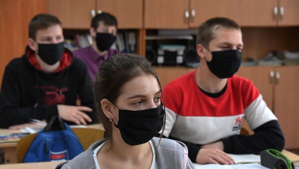 Ученики в защитных масках на уроке - Sputnik Беларусь