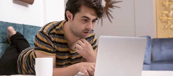 Мужчина за ноутбуком, архивное фото Мужчина за ноутбуком, архивное фото - Sputnik Беларусь