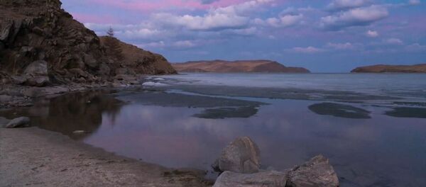 Озеро Байкал освобождается ото льда, видео  - Sputnik Беларусь