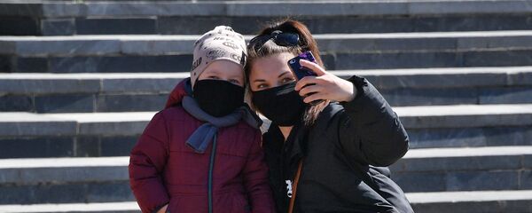 Минчане в масках - Sputnik Беларусь