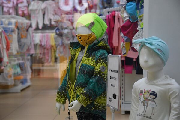 Маски в магазине одежды - Sputnik Беларусь