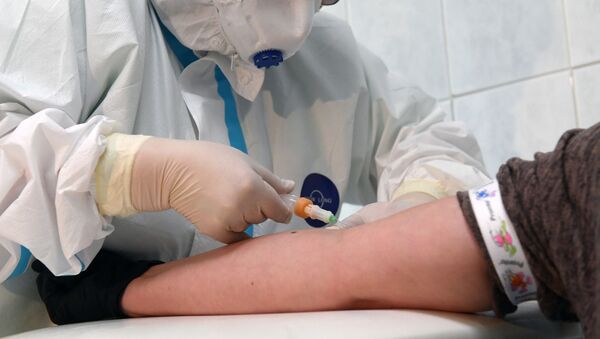 Медицинский работник проводит забор крови на наличие антител к COVID-19 - Sputnik Беларусь