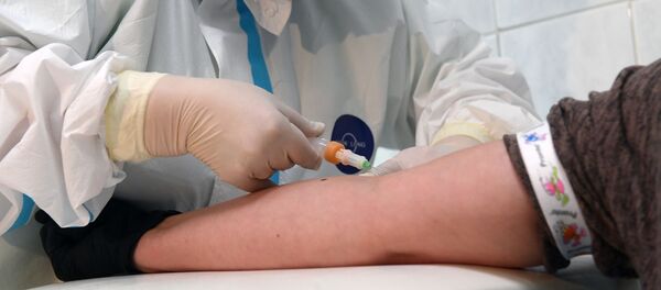 Медицинский работник проводит забор крови на наличие антител к COVID-19 - Sputnik Беларусь