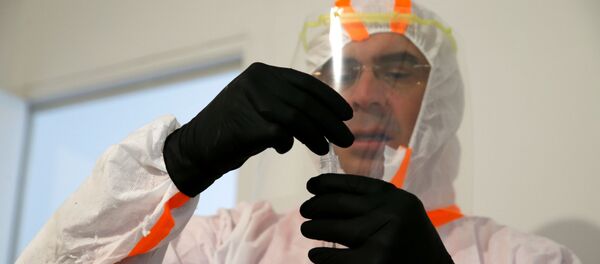 Медик с тесотм на коронавирус Медик с тесотм на коронавирус - Sputnik Беларусь