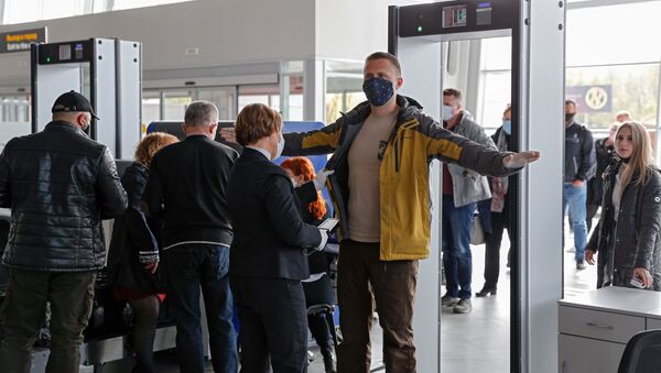 Досмотр прибывших пассажиров в аэропорту Калининграда - Sputnik Беларусь