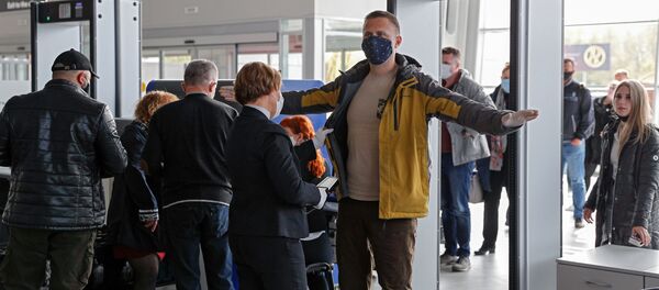 Досмотр прибывших пассажиров в аэропорту Калининграда - Sputnik Беларусь