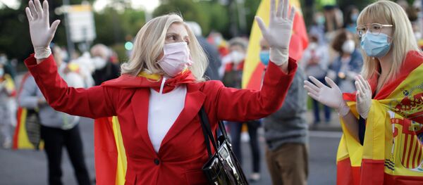 Женщины в защитных масках принимают участие в демонстрации против мер, принятых правительством Испании в связи коронавирусом - Sputnik Беларусь