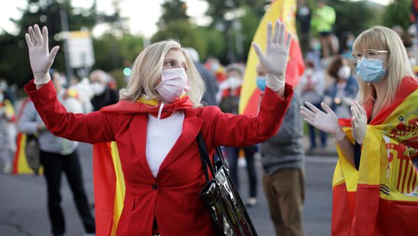Женщины в защитных масках принимают участие в демонстрации против мер, принятых правительством Испании в связи коронавирусом - Sputnik Беларусь
