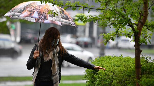 Девушка с зонтом во время дождя - Sputnik Беларусь
