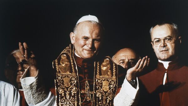 Новоизбранный папа Иоанн Павел II приветствует верующих в Ватикане 16 октября 1978 года - Sputnik Беларусь