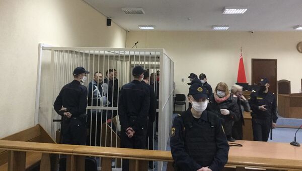 В зале суда все, кроме обвиняемых, находятся в масках - Sputnik Беларусь