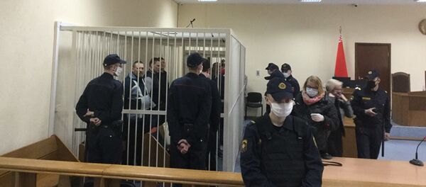 В зале суда все, кроме обвиняемых, находятся в масках - Sputnik Беларусь