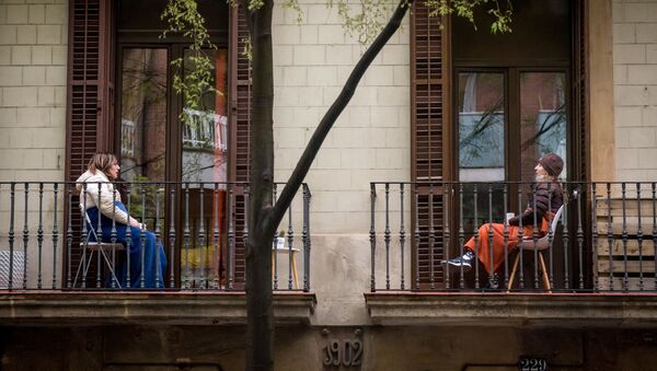 Женщины общаются между собой со своих балконов в Барселоне - Sputnik Беларусь