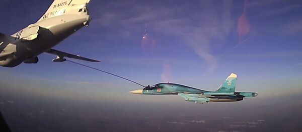 Дозаправка новейшего СУ-34 в воздухе - видео - Sputnik Беларусь