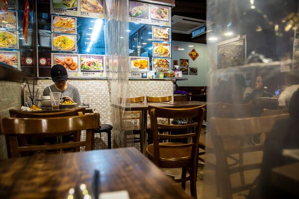 Посетитель ресторана, разделенного пластиковыми шторками в Гонконге - Sputnik Беларусь